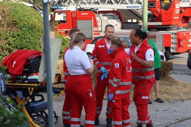 Wohnung in Vollbrand: Drei Feuerwehren bei Brand in Mehrparteienwohnhaus in Wels-Neustadt im Einsatz