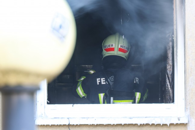 Wohnung in Vollbrand: Drei Feuerwehren bei Brand in Mehrparteienwohnhaus in Wels-Neustadt im Einsatz