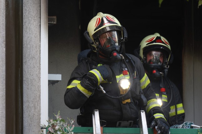 Wohnung in Vollbrand: Drei Feuerwehren bei Brand in Mehrparteienwohnhaus in Wels-Neustadt im Einsatz