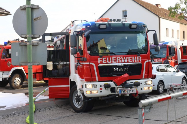 Wohnung in Vollbrand: Drei Feuerwehren bei Brand in Mehrparteienwohnhaus in Wels-Neustadt im Einsatz