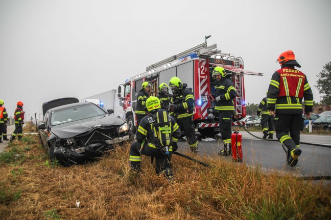 Bef�rchteter PKW-Brand nach Crash gegen Betonleitschiene und Verkehrszeichen in Marchtrenk