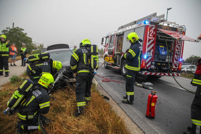 Bef�rchteter PKW-Brand nach Crash gegen Betonleitschiene und Verkehrszeichen in Marchtrenk