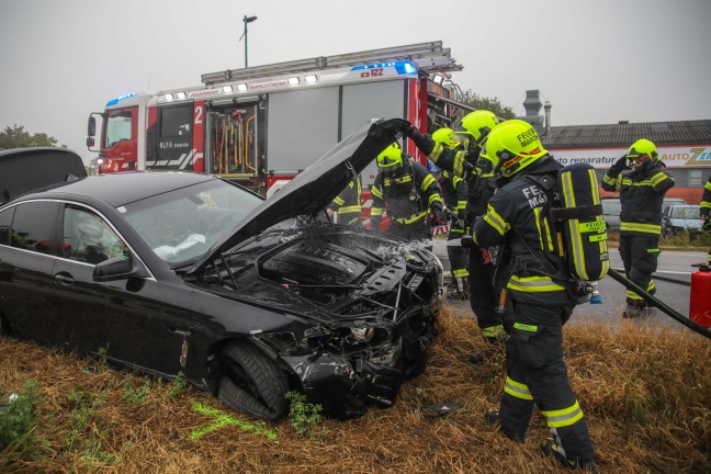Bef�rchteter PKW-Brand nach Crash gegen Betonleitschiene und Verkehrszeichen in Marchtrenk