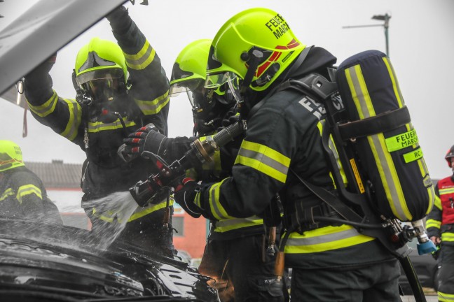 Bef�rchteter PKW-Brand nach Crash gegen Betonleitschiene und Verkehrszeichen in Marchtrenk