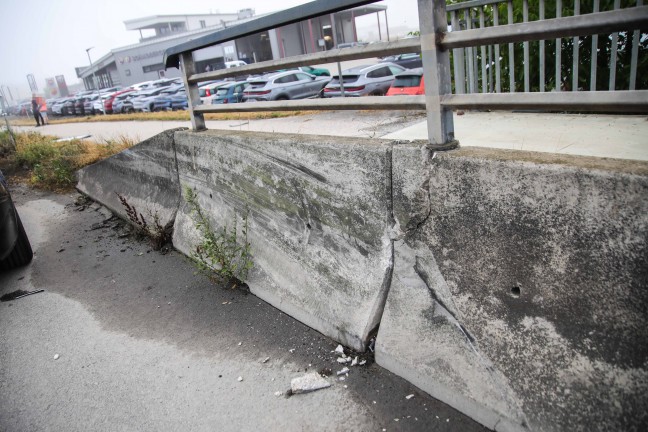 Bef�rchteter PKW-Brand nach Crash gegen Betonleitschiene und Verkehrszeichen in Marchtrenk