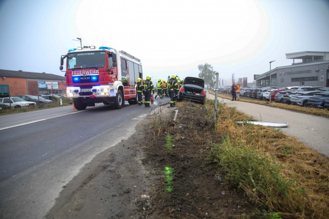 Bef�rchteter PKW-Brand nach Crash gegen Betonleitschiene und Verkehrszeichen in Marchtrenk