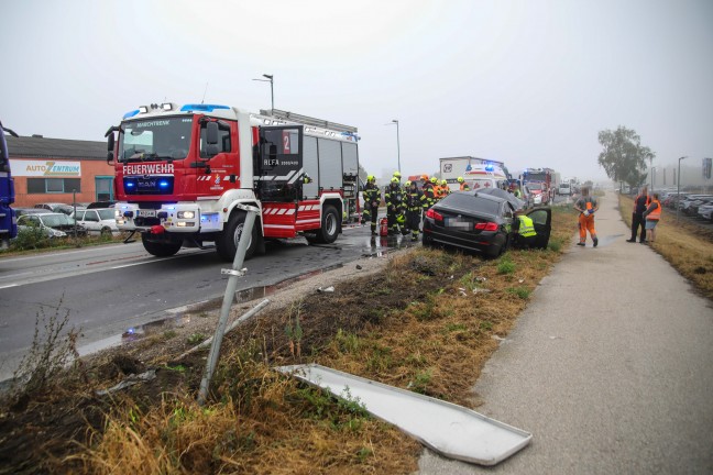 Bef�rchteter PKW-Brand nach Crash gegen Betonleitschiene und Verkehrszeichen in Marchtrenk
