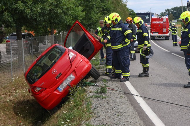 Auto im Stra�engraben: Einsatzkr�fte zu Personenrettung auf Wallerner Stra�e bei Fraham alarmiert