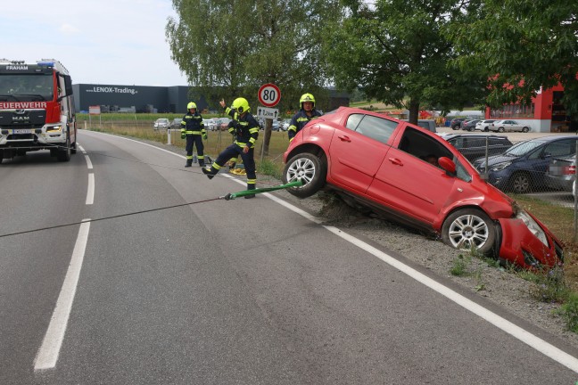 Auto im Stra�engraben: Einsatzkr�fte zu Personenrettung auf Wallerner Stra�e bei Fraham alarmiert