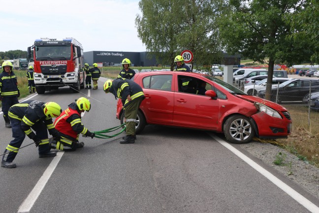 Auto im Stra�engraben: Einsatzkr�fte zu Personenrettung auf Wallerner Stra�e bei Fraham alarmiert