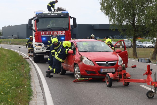 Auto im Stra�engraben: Einsatzkr�fte zu Personenrettung auf Wallerner Stra�e bei Fraham alarmiert