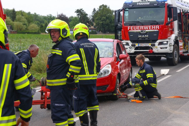 Auto im Stra�engraben: Einsatzkr�fte zu Personenrettung auf Wallerner Stra�e bei Fraham alarmiert
