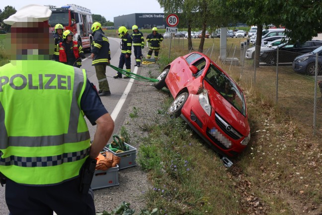 Auto im Stra�engraben: Einsatzkr�fte zu Personenrettung auf Wallerner Stra�e bei Fraham alarmiert