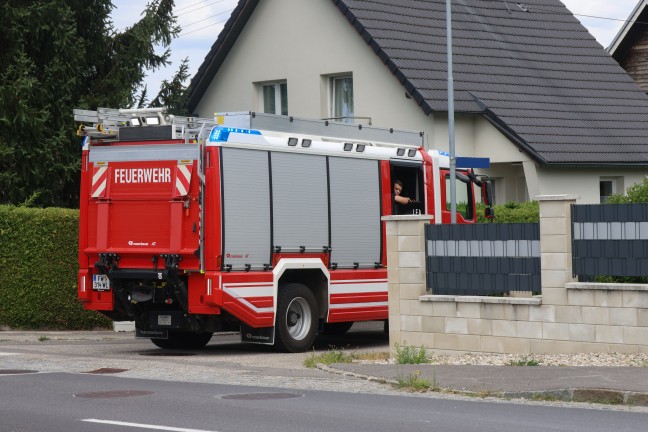 Feuerwehr mit Teleskopmastb�hne bei Personenrettung in Stadl-Paura im Einsatz