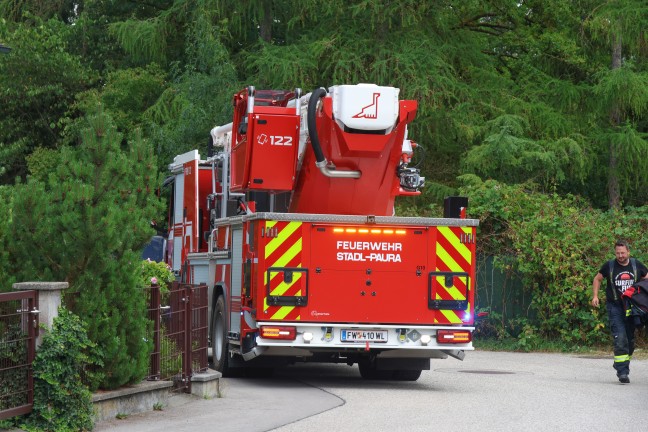 Feuerwehr mit Teleskopmastb�hne bei Personenrettung in Stadl-Paura im Einsatz