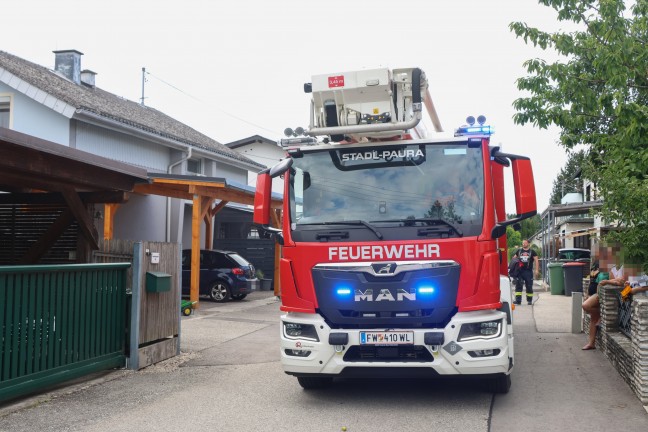 Feuerwehr mit Teleskopmastb�hne bei Personenrettung in Stadl-Paura im Einsatz