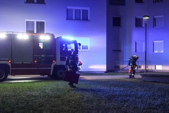 Feuerwehr, Rettung und Polizei bei angebranntem Kochgut in einer Wohnung in Wels-Pernau im Einsatz