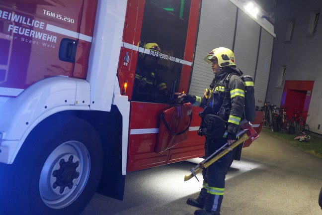 Feuerwehr, Rettung und Polizei bei angebranntem Kochgut in einer Wohnung in Wels-Pernau im Einsatz