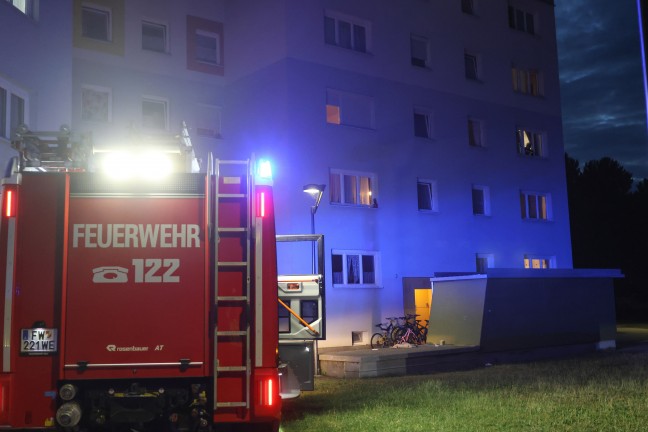 Feuerwehr, Rettung und Polizei bei angebranntem Kochgut in einer Wohnung in Wels-Pernau im Einsatz