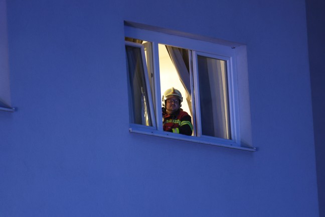 Feuerwehr, Rettung und Polizei bei angebranntem Kochgut in einer Wohnung in Wels-Pernau im Einsatz