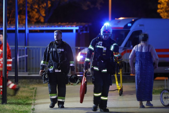 Feuerwehr, Rettung und Polizei bei angebranntem Kochgut in einer Wohnung in Wels-Pernau im Einsatz