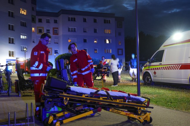 Feuerwehr, Rettung und Polizei bei angebranntem Kochgut in einer Wohnung in Wels-Pernau im Einsatz