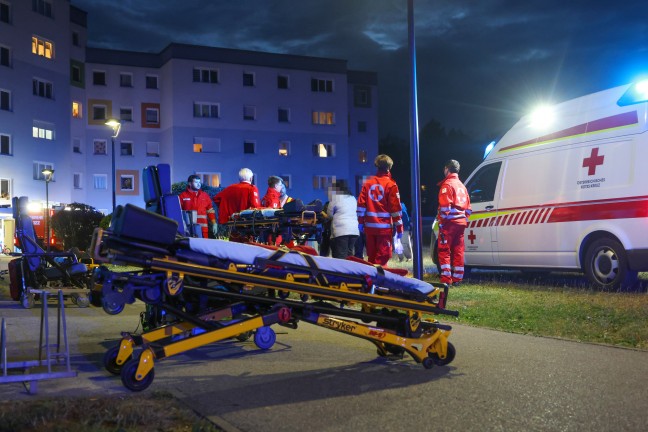 Feuerwehr, Rettung und Polizei bei angebranntem Kochgut in einer Wohnung in Wels-Pernau im Einsatz