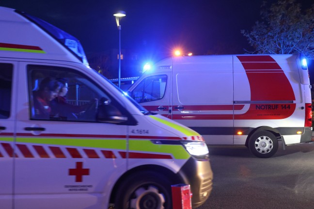 Feuerwehr, Rettung und Polizei bei angebranntem Kochgut in einer Wohnung in Wels-Pernau im Einsatz
