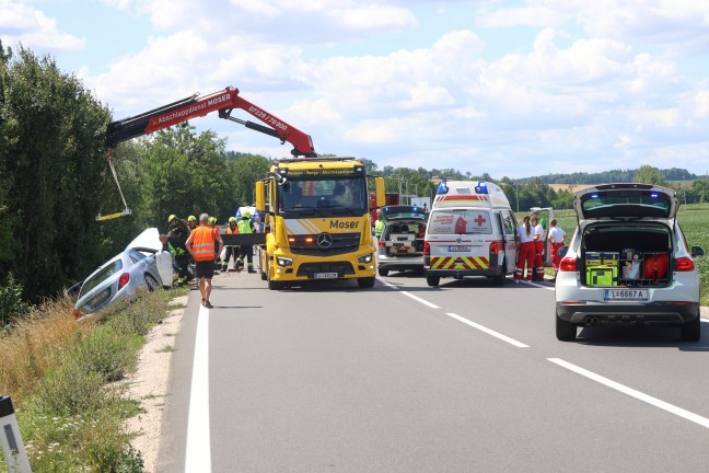 Crash zwischen zwei Autos und einem LKW bei St. Florian endet mit drei Leichtverletzten
