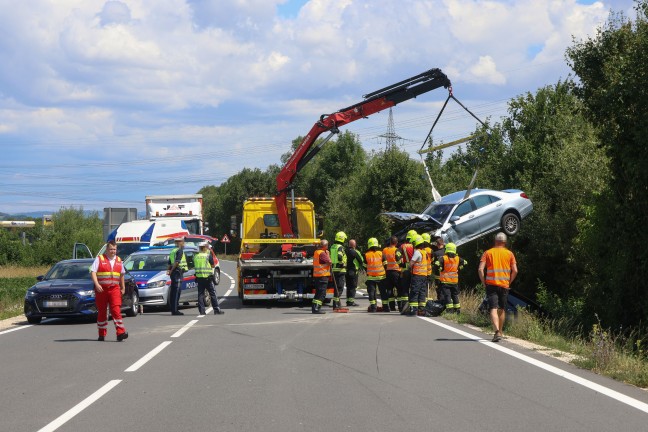 Crash zwischen zwei Autos und einem LKW bei St. Florian endet mit drei Leichtverletzten