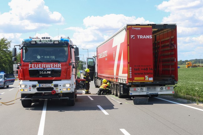 Crash zwischen zwei Autos und einem LKW bei St. Florian endet mit drei Leichtverletzten