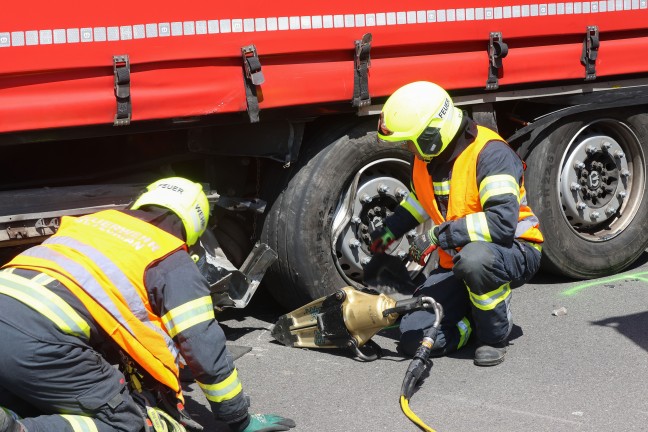 Crash zwischen zwei Autos und einem LKW bei St. Florian endet mit drei Leichtverletzten