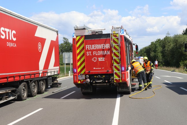 Crash zwischen zwei Autos und einem LKW bei St. Florian endet mit drei Leichtverletzten