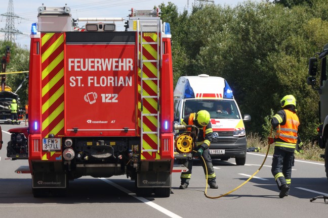 Crash zwischen zwei Autos und einem LKW bei St. Florian endet mit drei Leichtverletzten