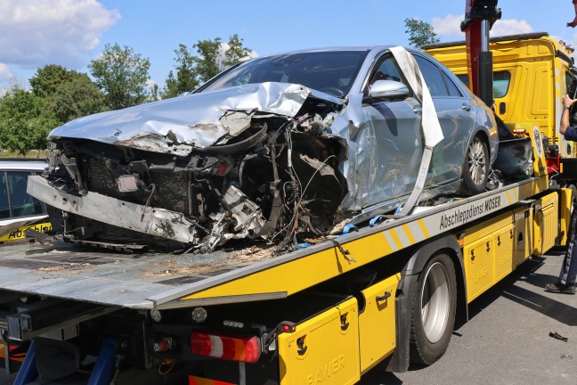 Crash zwischen zwei Autos und einem LKW bei St. Florian endet mit drei Leichtverletzten