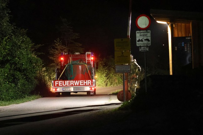 Waldbrand: Sieben Feuerwehren bei Waldbrand im Bereich eines Schie�platzgel�ndes in Molln im Einsatz