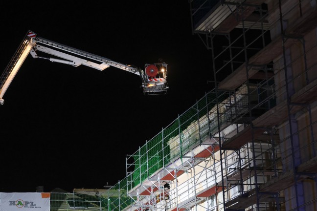Kompressor am Dach: Vermeintlicher Gasaustritt auf Baustelle in Wels-Pernau sorgte f�r Einsatz