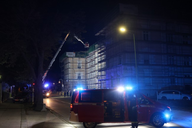Kompressor am Dach: Vermeintlicher Gasaustritt auf Baustelle in Wels-Pernau sorgte f�r Einsatz