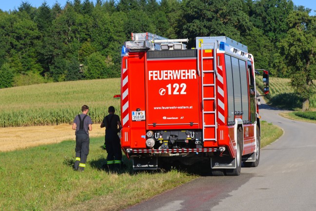 Zwei Feuerwehren bei beginnendem Brand einer Rundballenpresse in Wallern an der Trattnach im Einsatz