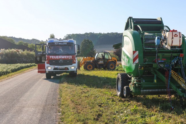 Zwei Feuerwehren bei beginnendem Brand einer Rundballenpresse in Wallern an der Trattnach im Einsatz