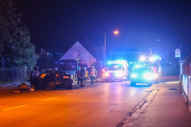 Stra�enlaterne umgest�rzt: Auto bei Verkehrsunfall in Wels-Lichtenegg gegen Gartenzaun gekracht