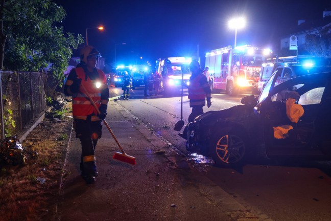 Stra�enlaterne umgest�rzt: Auto bei Verkehrsunfall in Wels-Lichtenegg gegen Gartenzaun gekracht