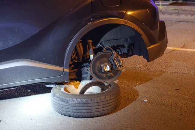 Stra�enlaterne umgest�rzt: Auto bei Verkehrsunfall in Wels-Lichtenegg gegen Gartenzaun gekracht