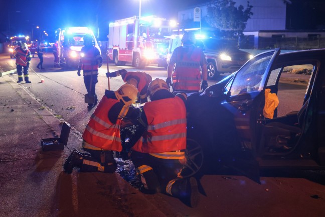 Stra�enlaterne umgest�rzt: Auto bei Verkehrsunfall in Wels-Lichtenegg gegen Gartenzaun gekracht