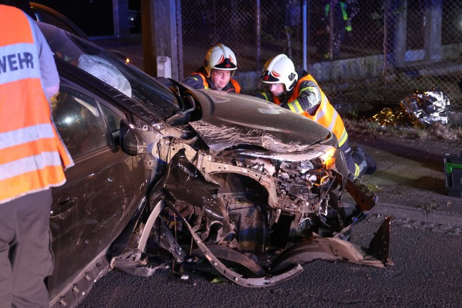 Stra�enlaterne umgest�rzt: Auto bei Verkehrsunfall in Wels-Lichtenegg gegen Gartenzaun gekracht