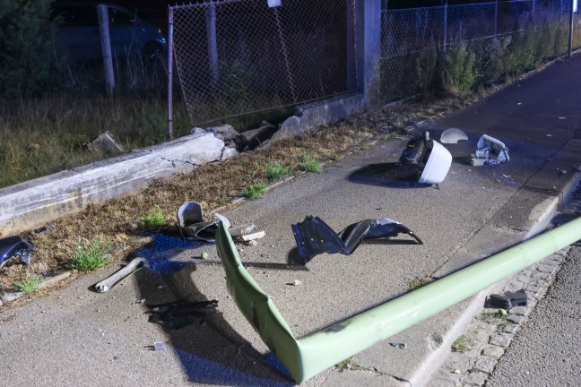 Stra�enlaterne umgest�rzt: Auto bei Verkehrsunfall in Wels-Lichtenegg gegen Gartenzaun gekracht