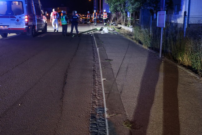Stra�enlaterne umgest�rzt: Auto bei Verkehrsunfall in Wels-Lichtenegg gegen Gartenzaun gekracht