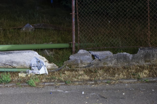 Stra�enlaterne umgest�rzt: Auto bei Verkehrsunfall in Wels-Lichtenegg gegen Gartenzaun gekracht