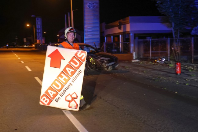 Stra�enlaterne umgest�rzt: Auto bei Verkehrsunfall in Wels-Lichtenegg gegen Gartenzaun gekracht