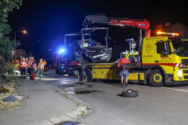 Stra�enlaterne umgest�rzt: Auto bei Verkehrsunfall in Wels-Lichtenegg gegen Gartenzaun gekracht